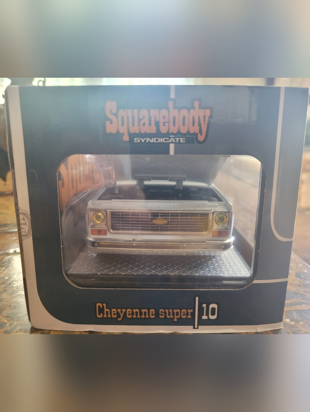 M2 Machines 1975 Chevrolet Cheyenne Super 10 Die-Cast Pickup - Picture 2 of 5